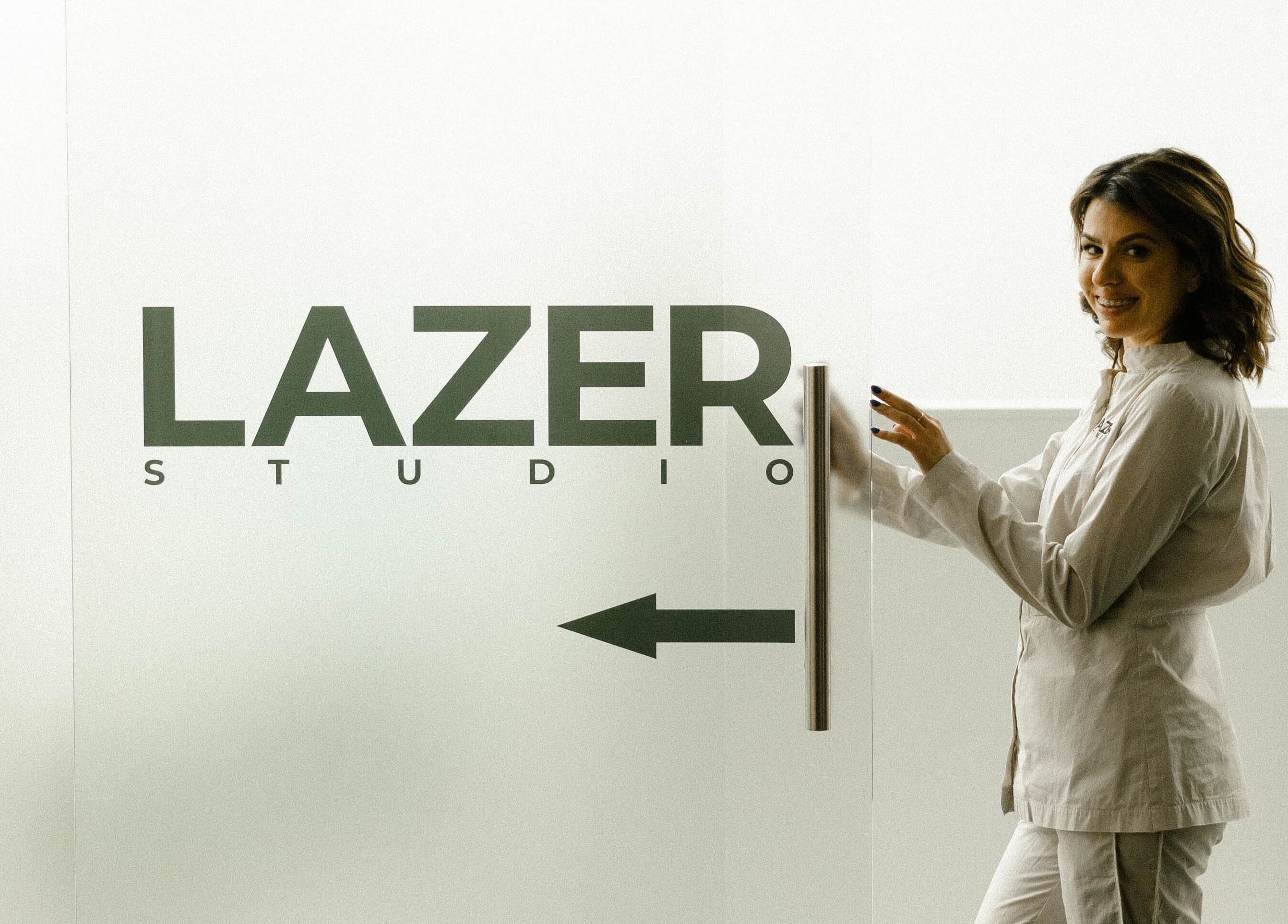Жінка відкриває двері в Lazer Studio (ТЦ Атріум), Ternopil, Ternopil Oblast, UA.
