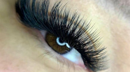 Dahlia Lash and Beauty