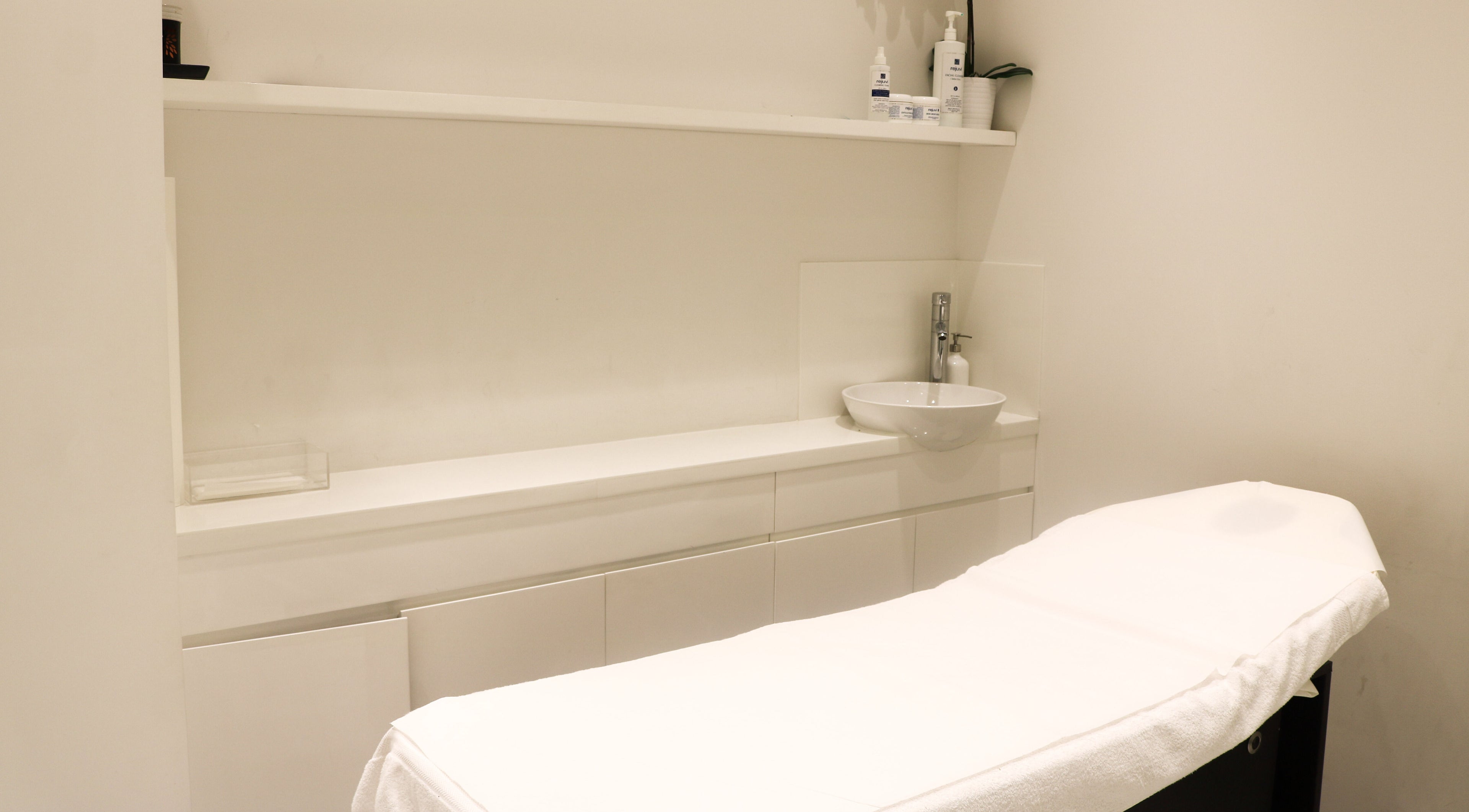 Relaxing treatment room at Dial A Nail - Downtown in Dubai, Dubai, AE, showcasing modern design.