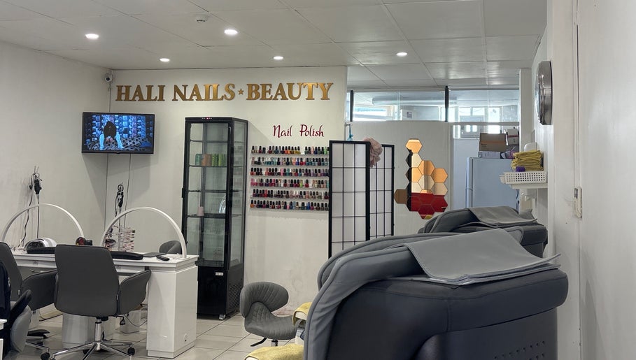 รูปภาพ Hali Nails & Beauty 1