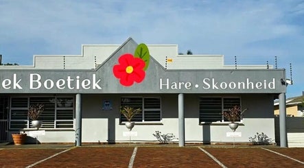 Front view of Mariska @ Salon Sjiek Boetiek in Cape Town, Western Cape, ZA with its distinctive signage.