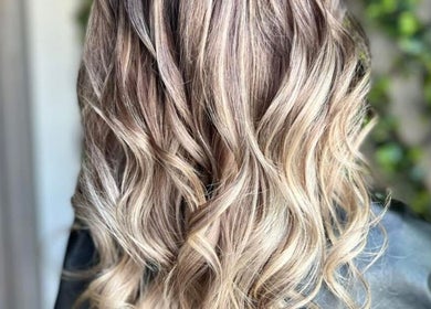 Blonde wavy hairstyle at Mariska @ Salon Sjiek Boetiek, Cape Town, Western Cape, ZA.