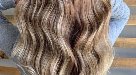 Blonde wavy hairstyle at Mariska @ Salon Sjiek Boetiek, Cape Town, Western Cape, ZA.