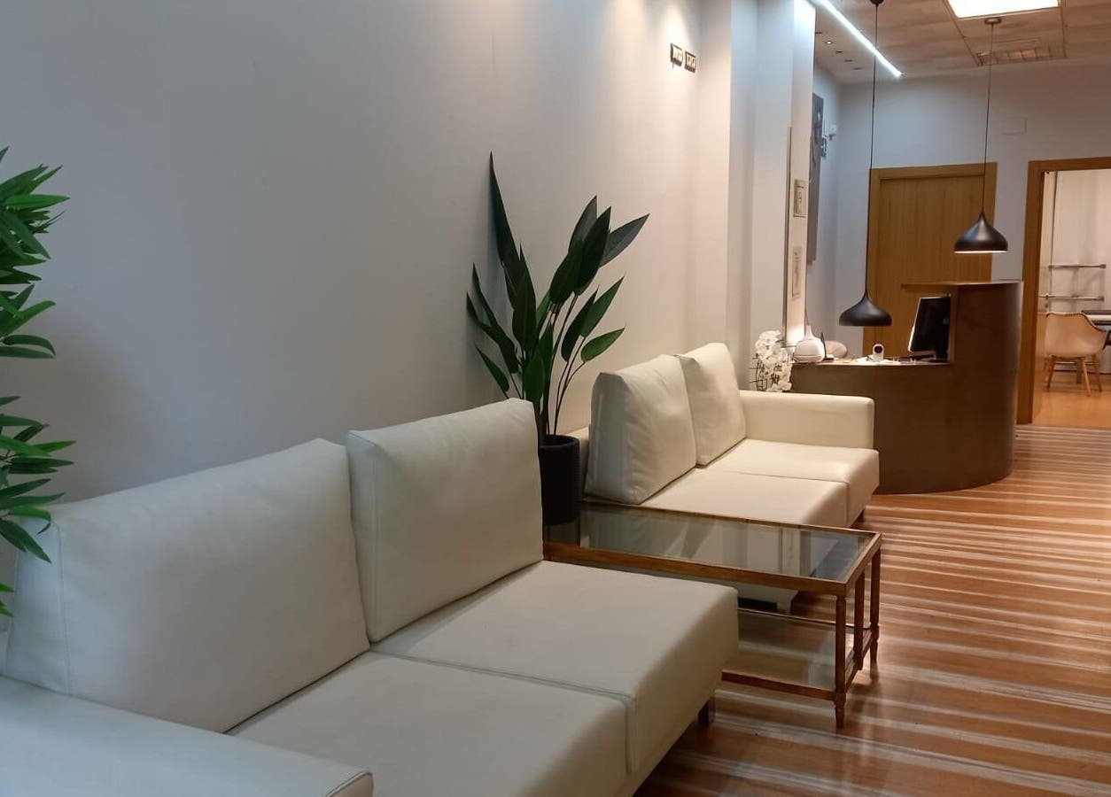 Zona de recepción moderna en WCL. Wellness Clinic León. Medicina Estética, León, Castilla y León, ES.