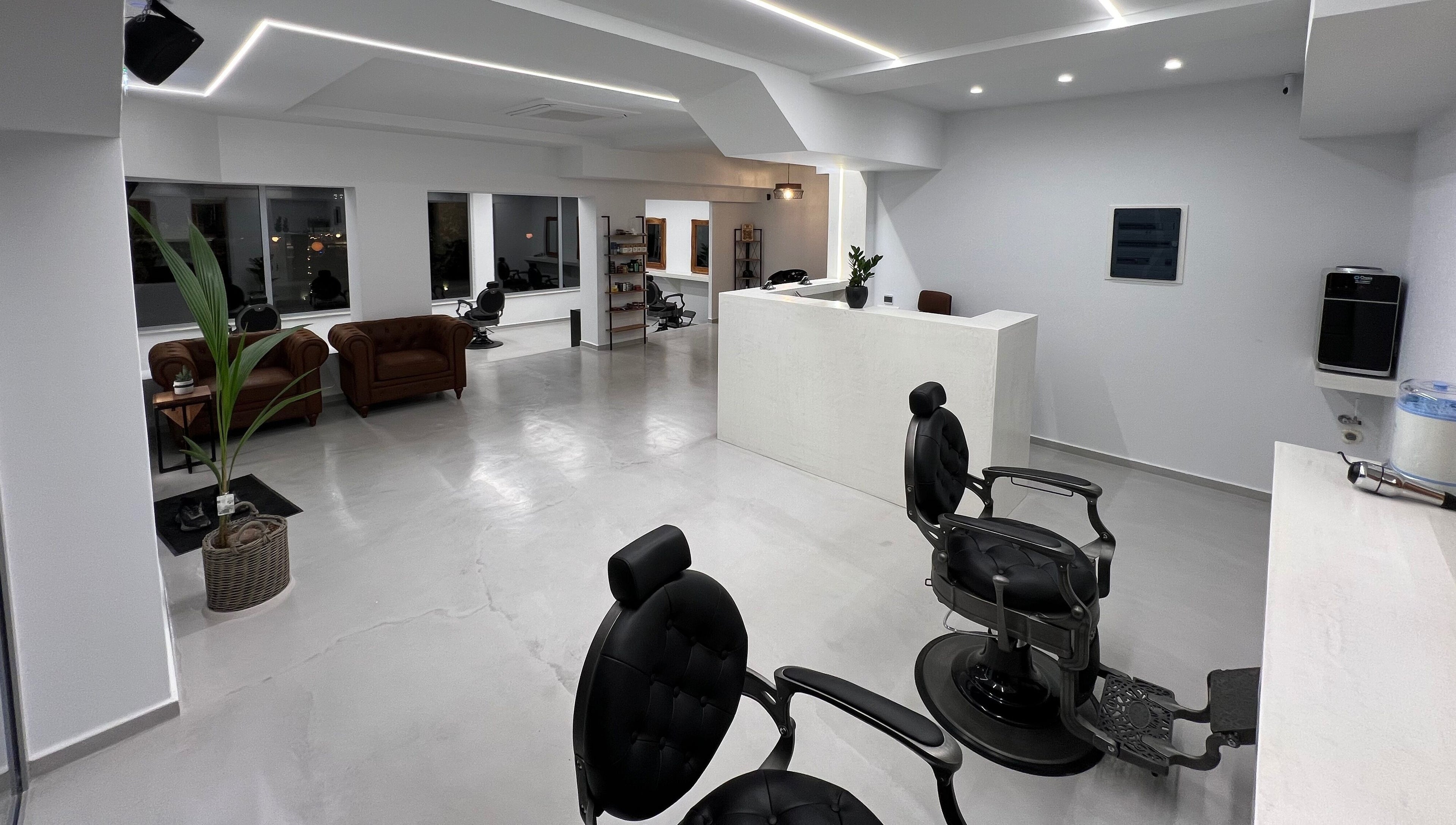 Εσωτερικό του Diamantopoulos Barbershop- Ilion με μοντέρνα καθίσματα στην Ίλιον, GR.