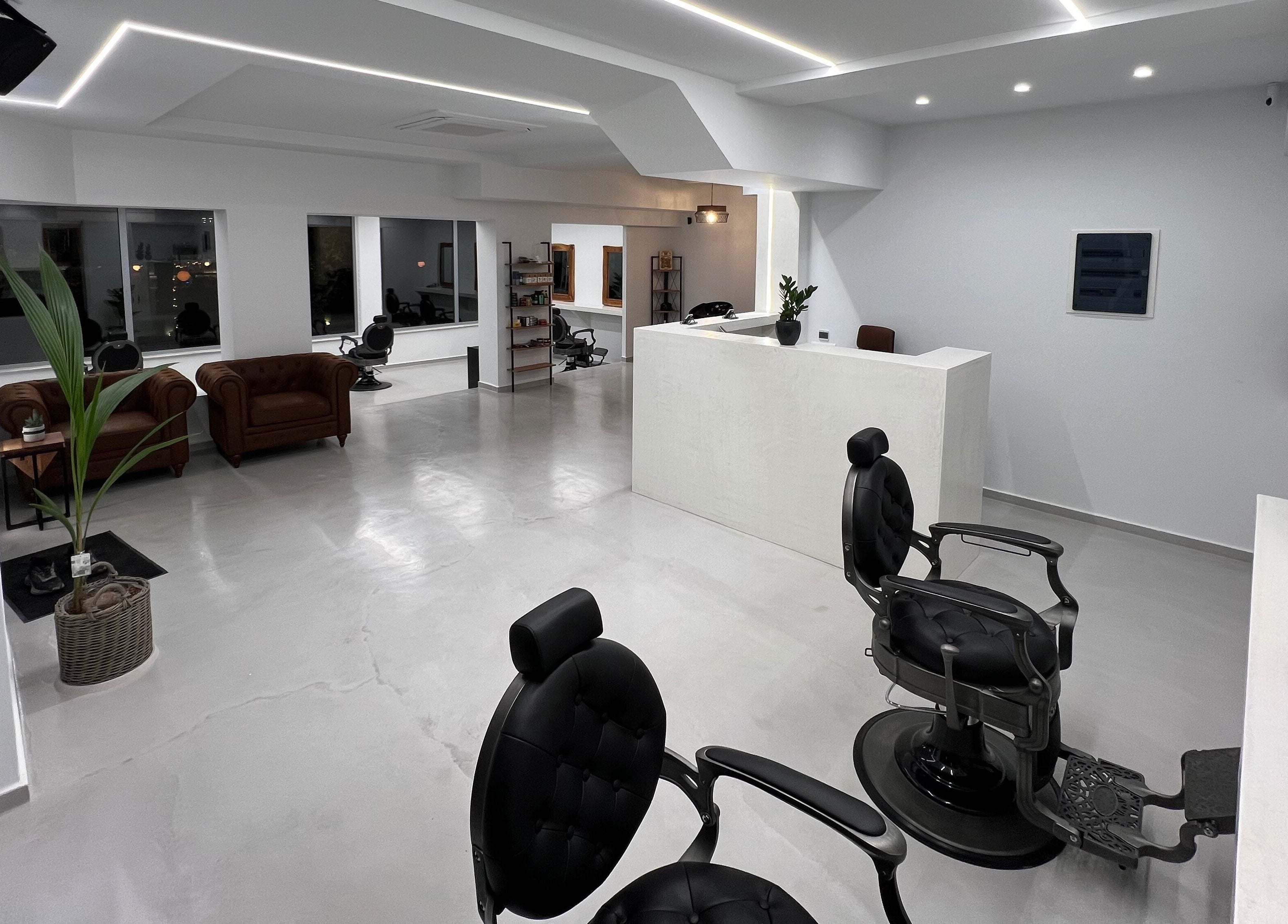 Εσωτερικό του Diamantopoulos Barbershop- Ilion με μοντέρνα καθίσματα στην Ίλιον, GR.