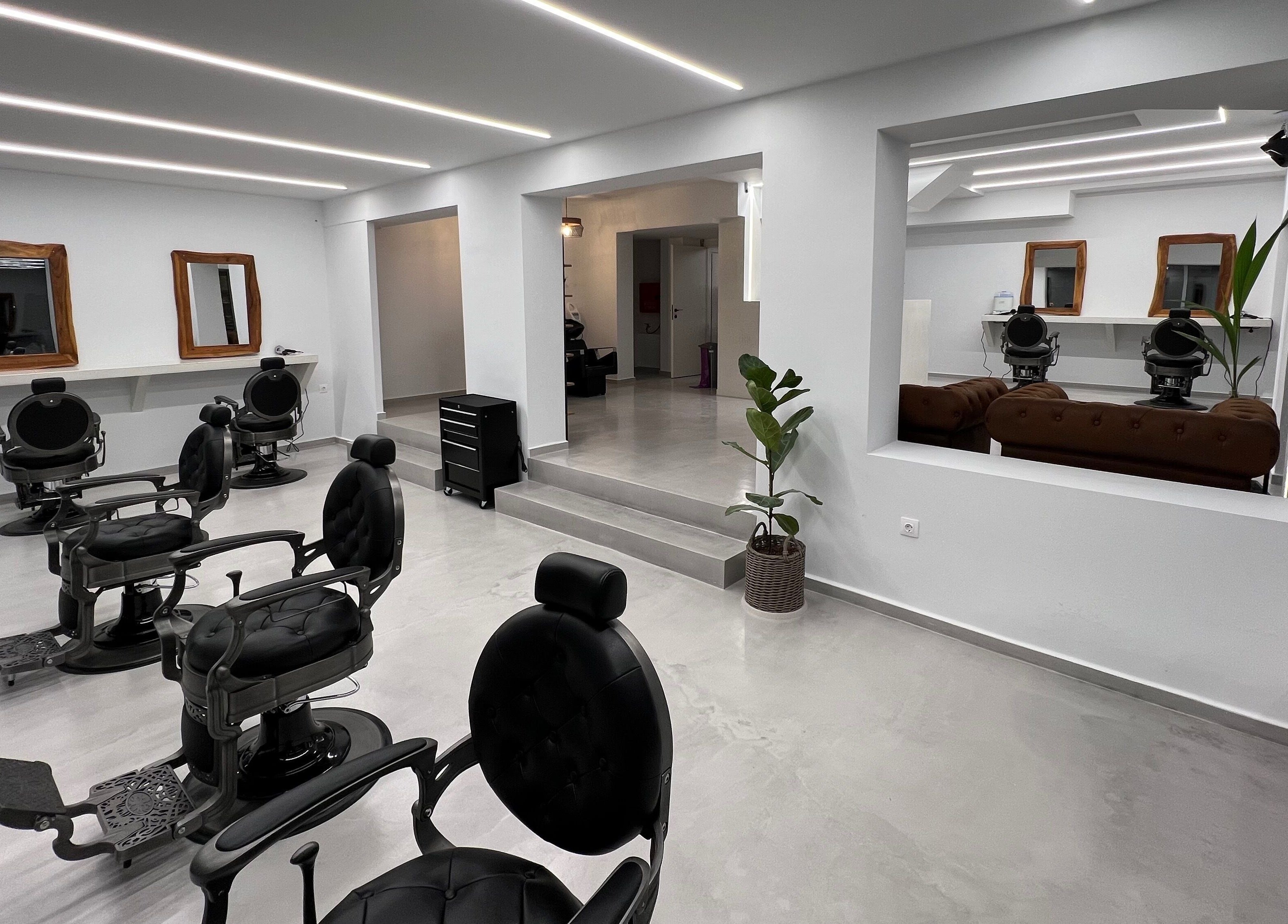 Διακόσμηση στο Diamantopoulos Barbershop- Ilion, Ίλιον, GR με κομμωτικές καρέκλες και καθρέφτες.