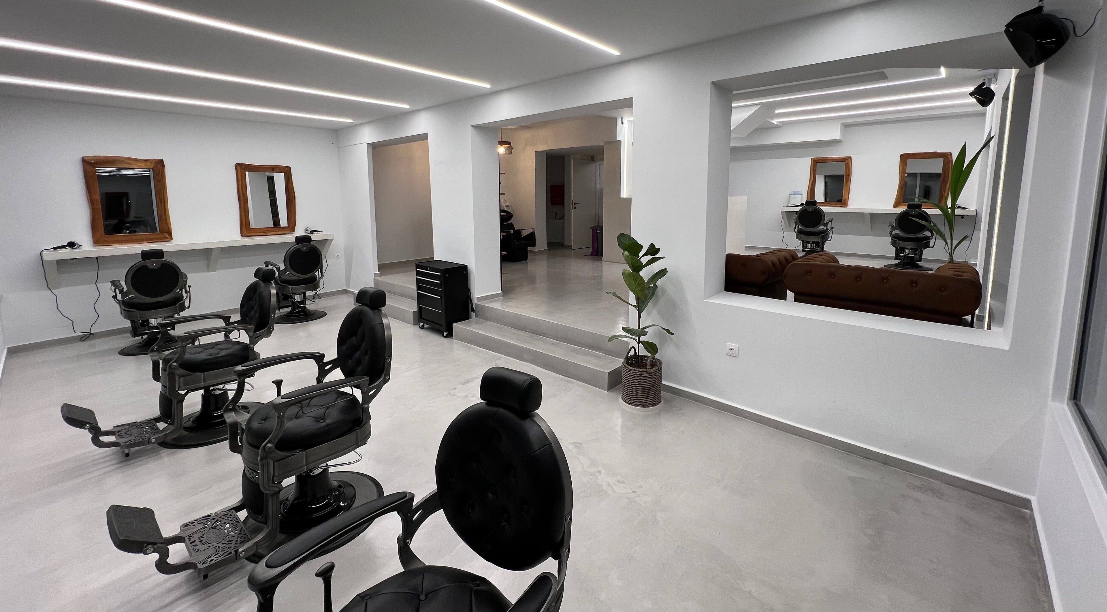 Διακόσμηση στο Diamantopoulos Barbershop- Ilion, Ίλιον, GR με κομμωτικές καρέκλες και καθρέφτες.