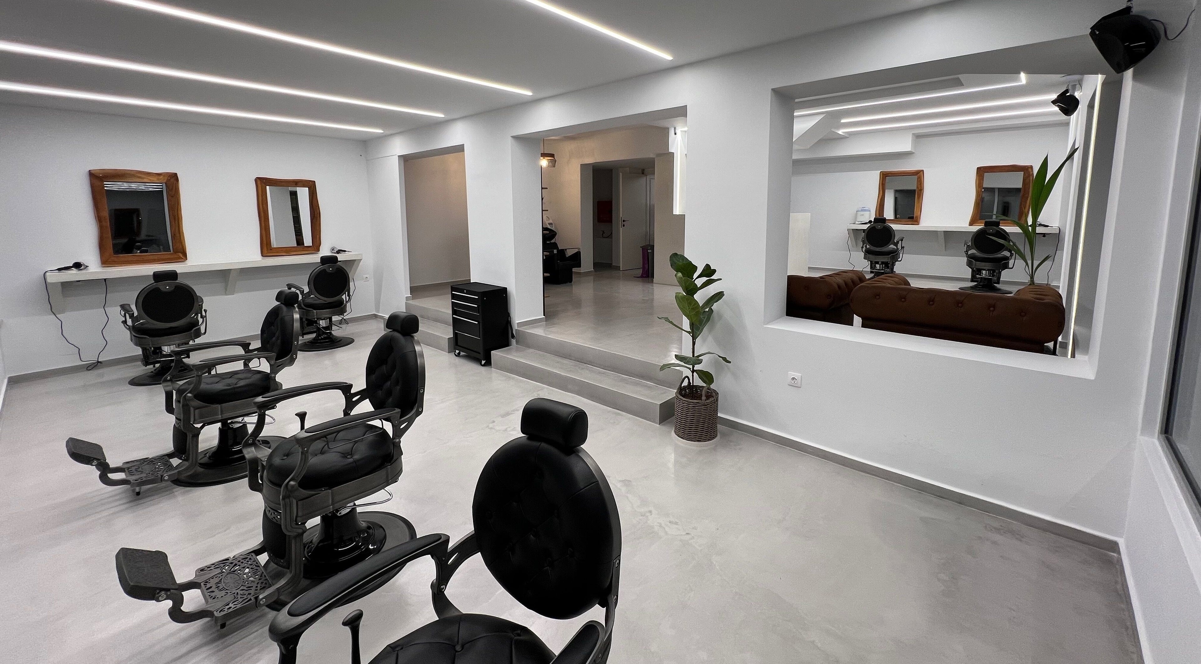 Διακόσμηση στο Diamantopoulos Barbershop- Ilion, Ίλιον, GR με κομμωτικές καρέκλες και καθρέφτες.