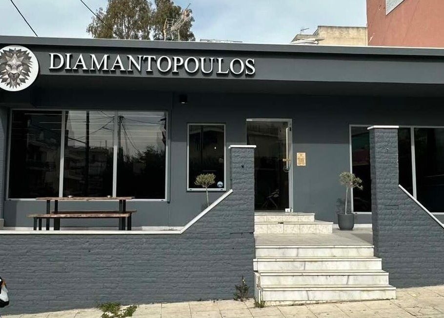 Η εξωτερική όψη του Diamantopoulos Barbershop- Ilion, Ίλιον, GR με μοντέρνο σχεδιασμό και πινακίδα.
