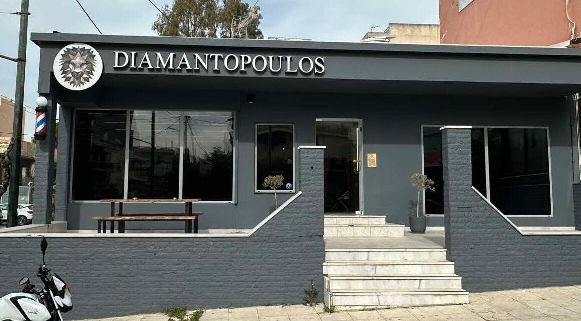 Η εξωτερική όψη του Diamantopoulos Barbershop- Ilion, Ίλιον, GR με μοντέρνο σχεδιασμό και πινακίδα.