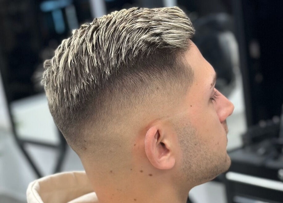 Κούρεμα ανδρός με μοντέρνο στυλ στο Diamantopoulos Barbershop- Ilion, Ίλιον, GR.