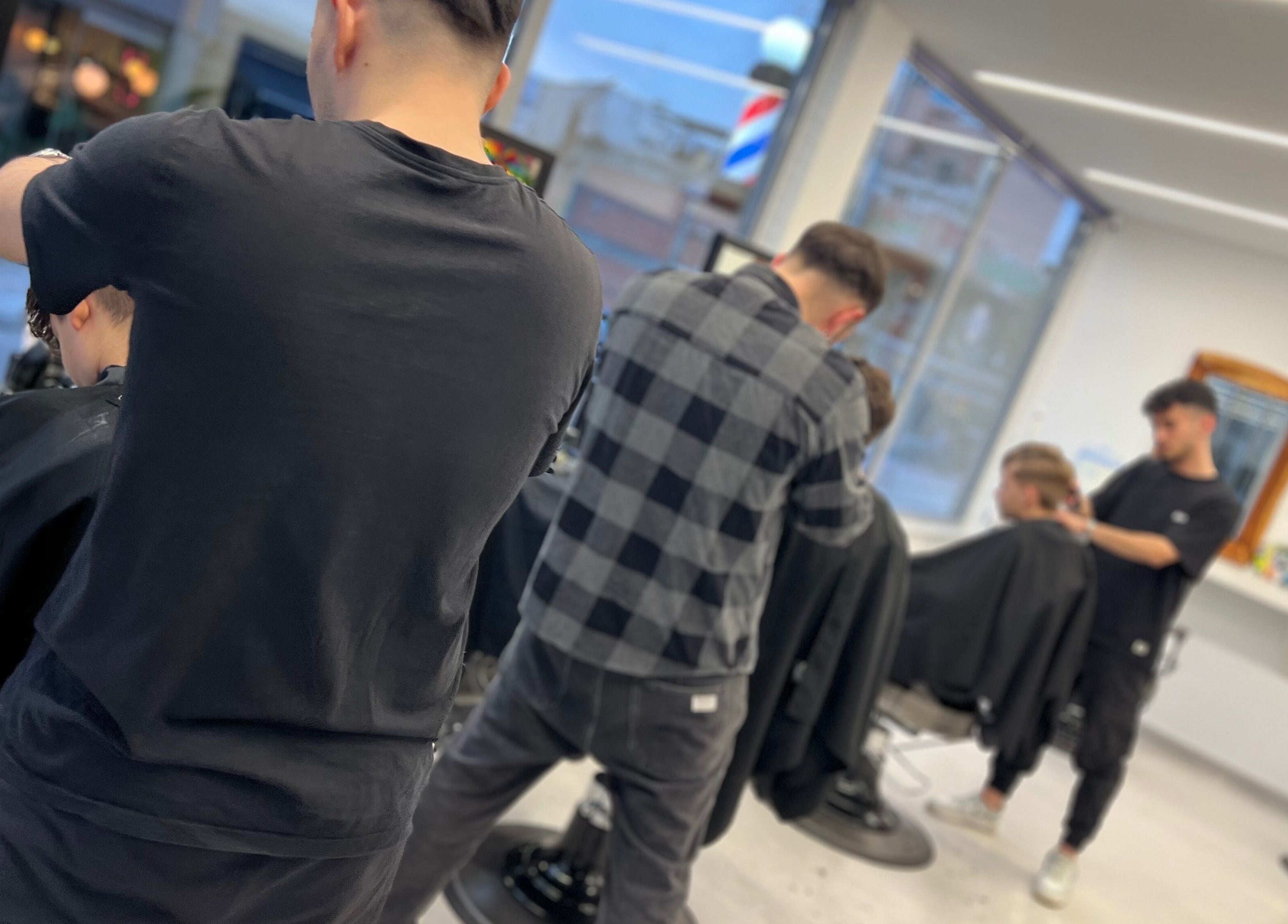 Άνδρες κουρεύονται στο Diamantopoulos Barbershop-Ilion, Ίλιον, GR.