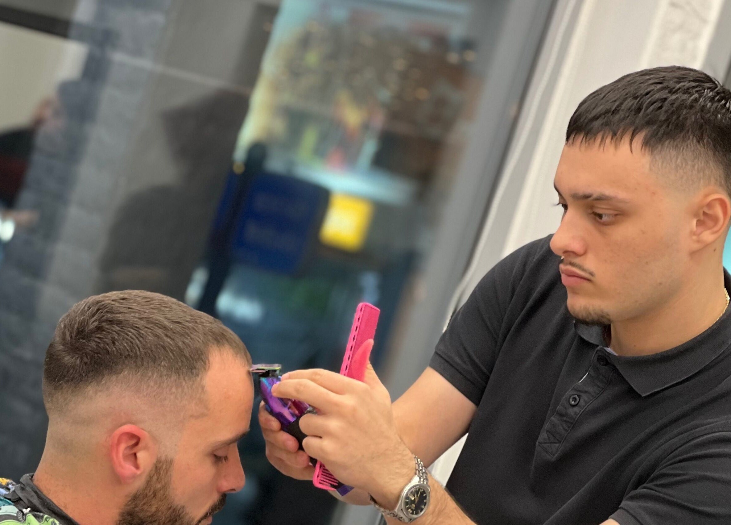 Κομμωτής στο Diamantopoulos Barbershop- Ilion, Ίλιον, GR δίνει προσεκτικά κούρεμα σε πελάτη.