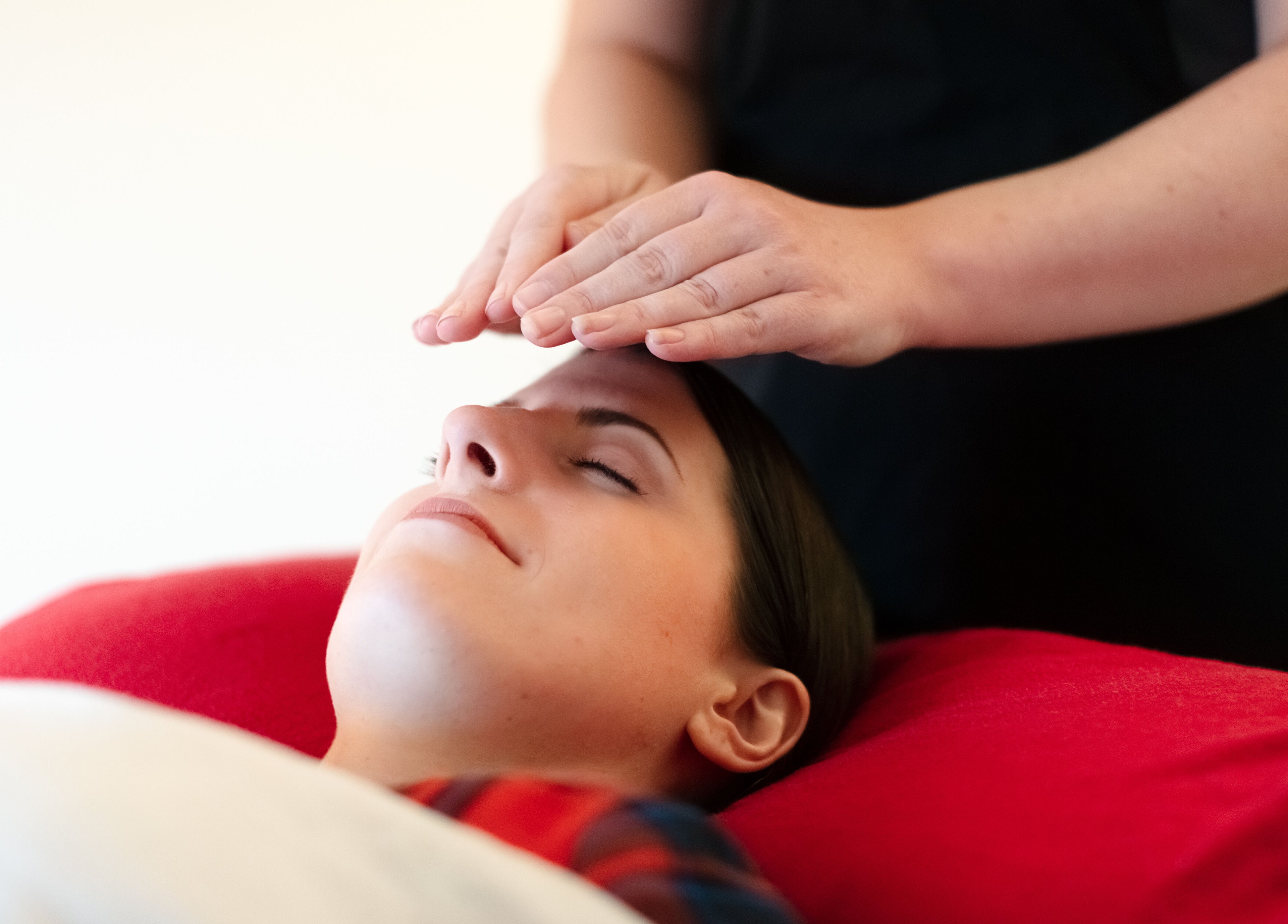 Reiki healing session at Healing With Dawn in Collingwood, Ontario, CA, promoting relaxation and wellness.
