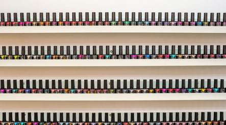 Rafturi cu oje colorate la La Salon Bucuresti, București, RO pentru manichiuri divine.