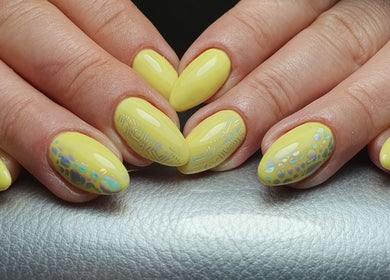 Yellow patterned nails at Pretty Nails & Foot Clinic, Loughborough, England, GB.