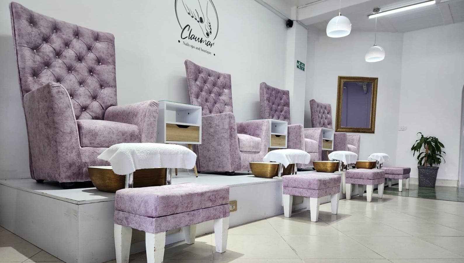 Sillas cómodas en Claumar Nails Spa La Dorada, Caldas, BR para una experiencia de bienestar única.