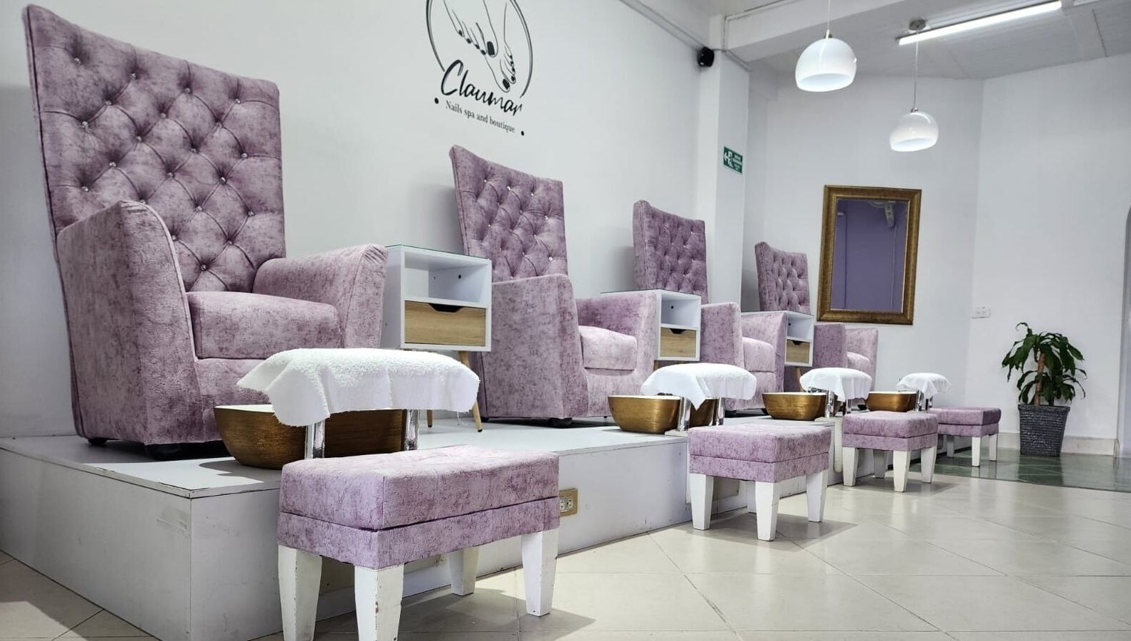 Sillas cómodas en Claumar Nails Spa La Dorada, Caldas, BR para una experiencia de bienestar única.
