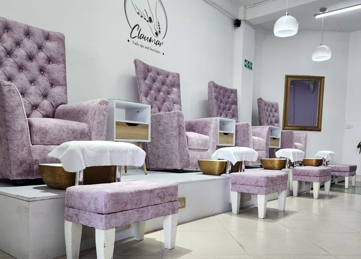 Sillas cómodas en Claumar Nails Spa La Dorada, Caldas, BR para una experiencia de bienestar única.