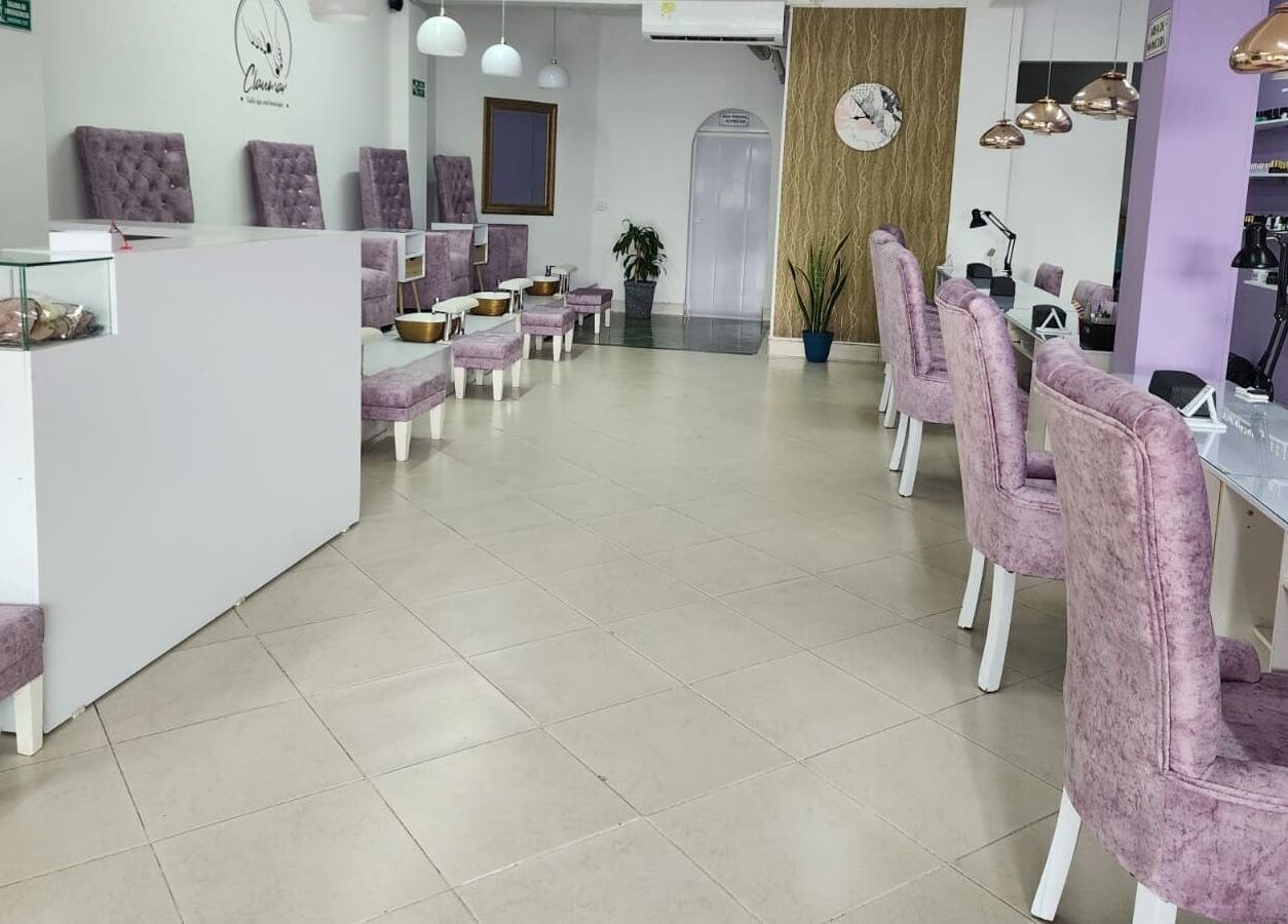 Interior elegante de Claumar Nails Spa en La Dorada, Caldas, BR con sillas lavanda y decoración moderna.