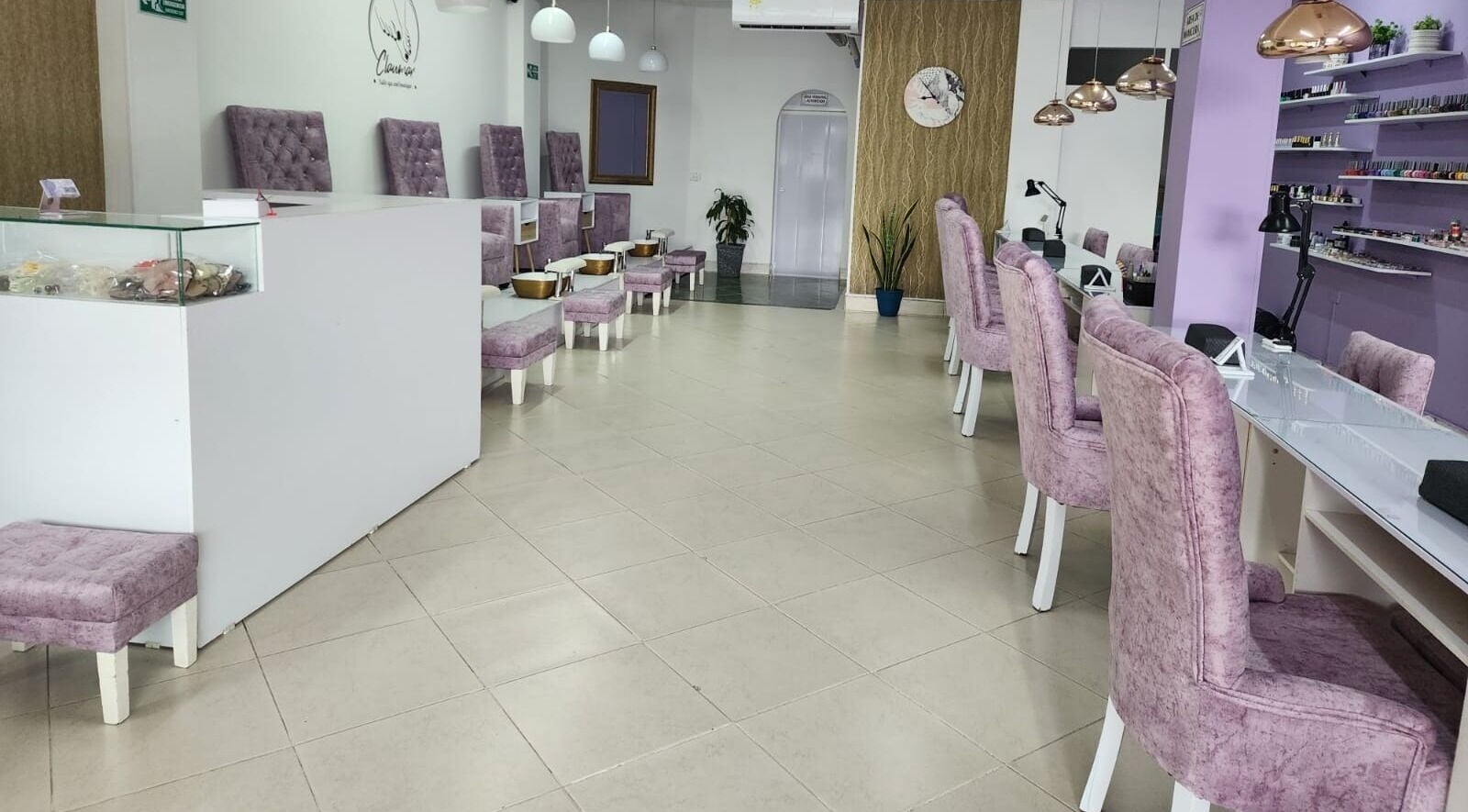 Interior elegante de Claumar Nails Spa en La Dorada, Caldas, BR con sillas lavanda y decoración moderna.