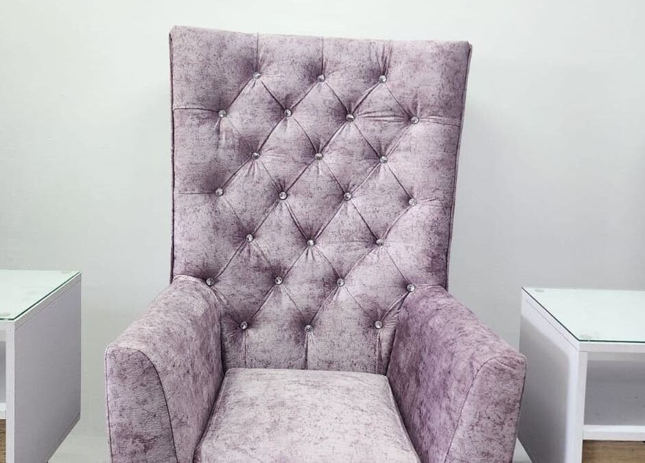 Silla acolchada en Claumar Nails Spa, La Dorada, Caldas, BR, evocando lujo y confort.