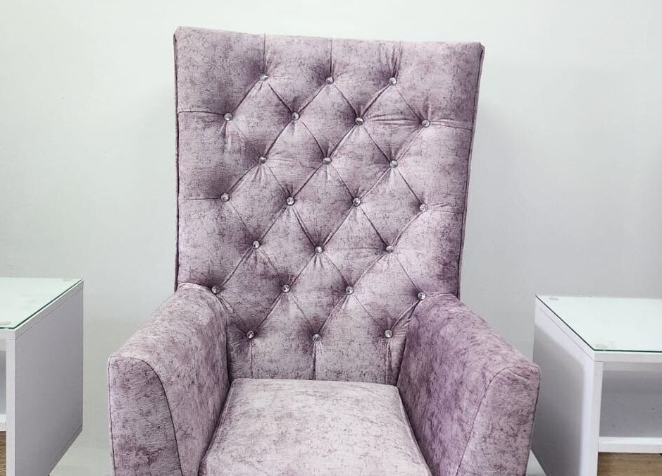 Silla acolchada en Claumar Nails Spa, La Dorada, Caldas, BR, evocando lujo y confort.