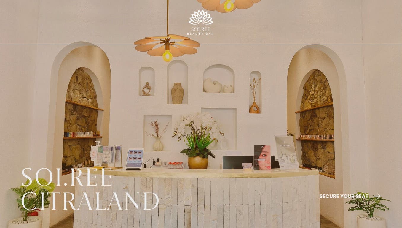 Chic reception at SoiRee Citraland, East Java, East Java, ID with a modern aesthetic and floral accents.