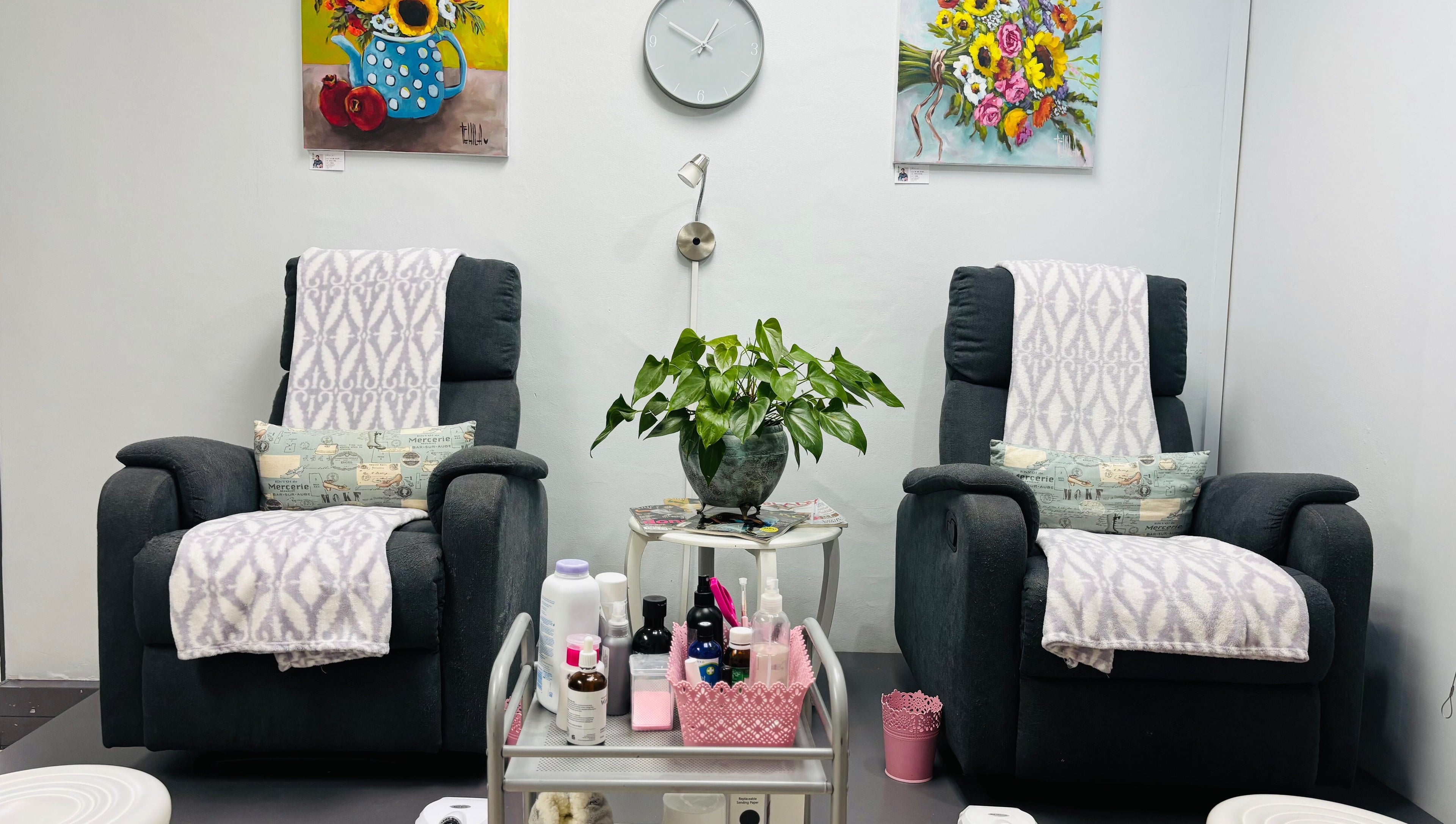 Relaxing seating area at Nails by Anjonet in George, Western Cape, ZA with comfy chairs and decor.