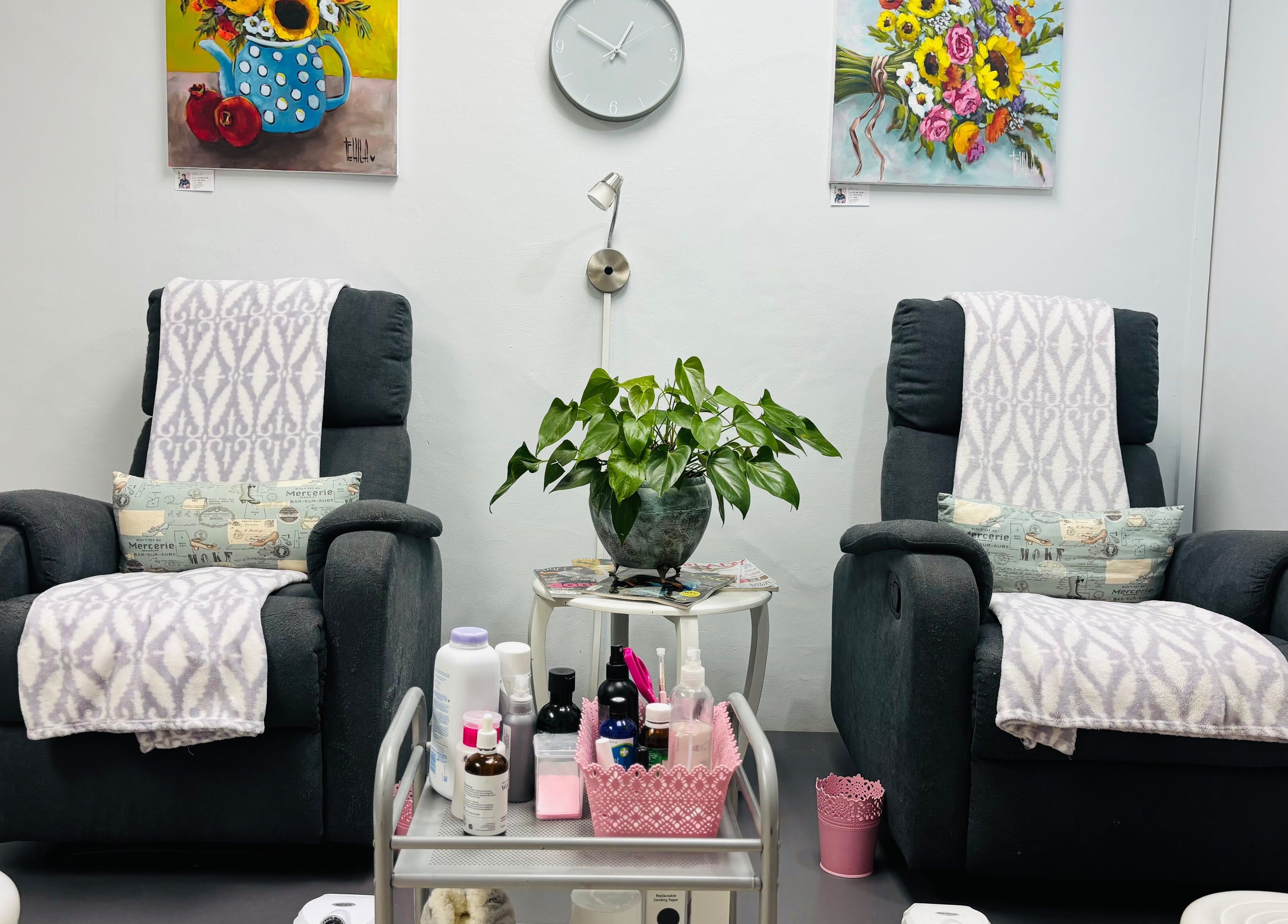 Relaxing seating area at Nails by Anjonet in George, Western Cape, ZA with comfy chairs and decor.