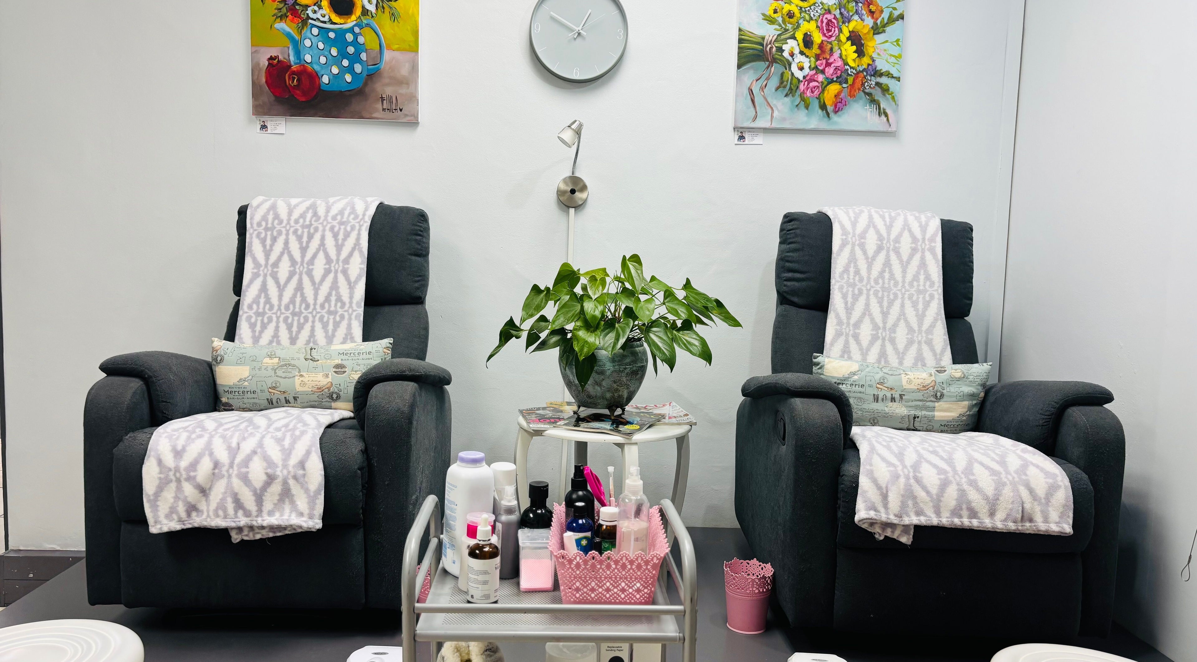 Relaxing seating area at Nails by Anjonet in George, Western Cape, ZA with comfy chairs and decor.