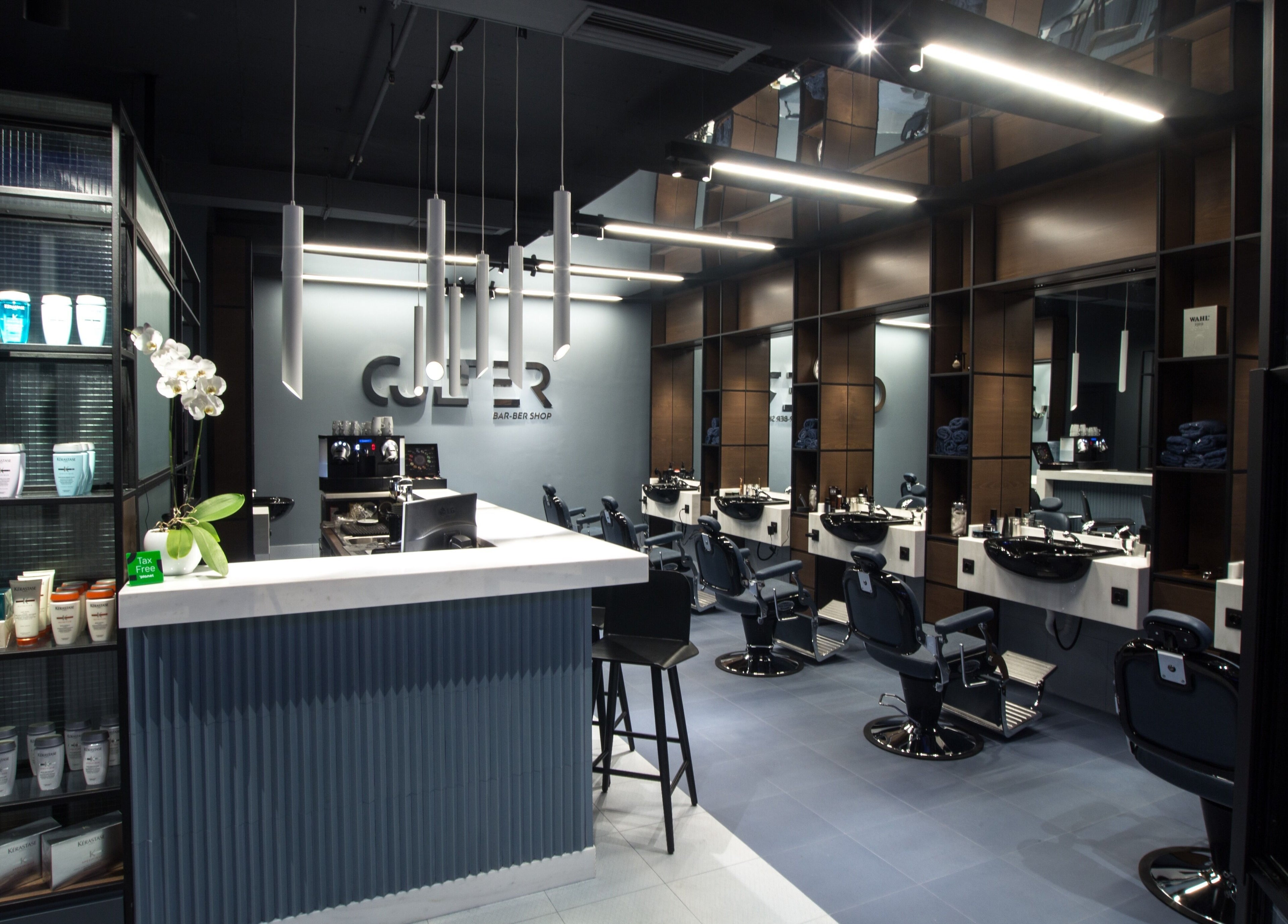 Το κομψό εσωτερικό του Culter, Θεσσαλονίκη, GR, με μοντέρνα έπιπλα και προϊόντα περιποίησης.