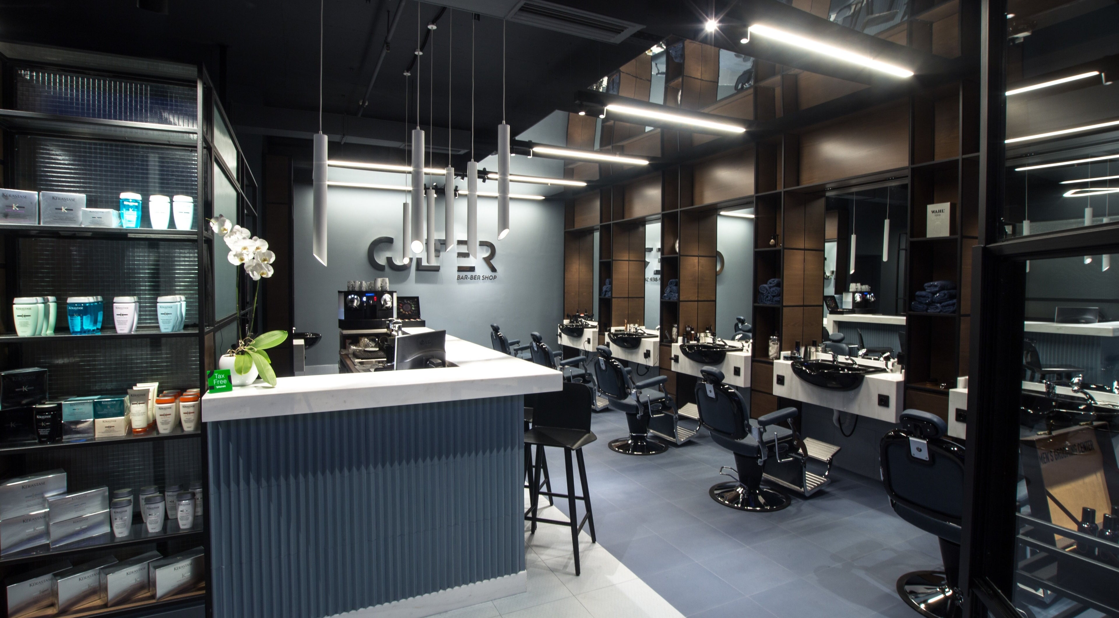 Το κομψό εσωτερικό του Culter, Θεσσαλονίκη, GR, με μοντέρνα έπιπλα και προϊόντα περιποίησης.