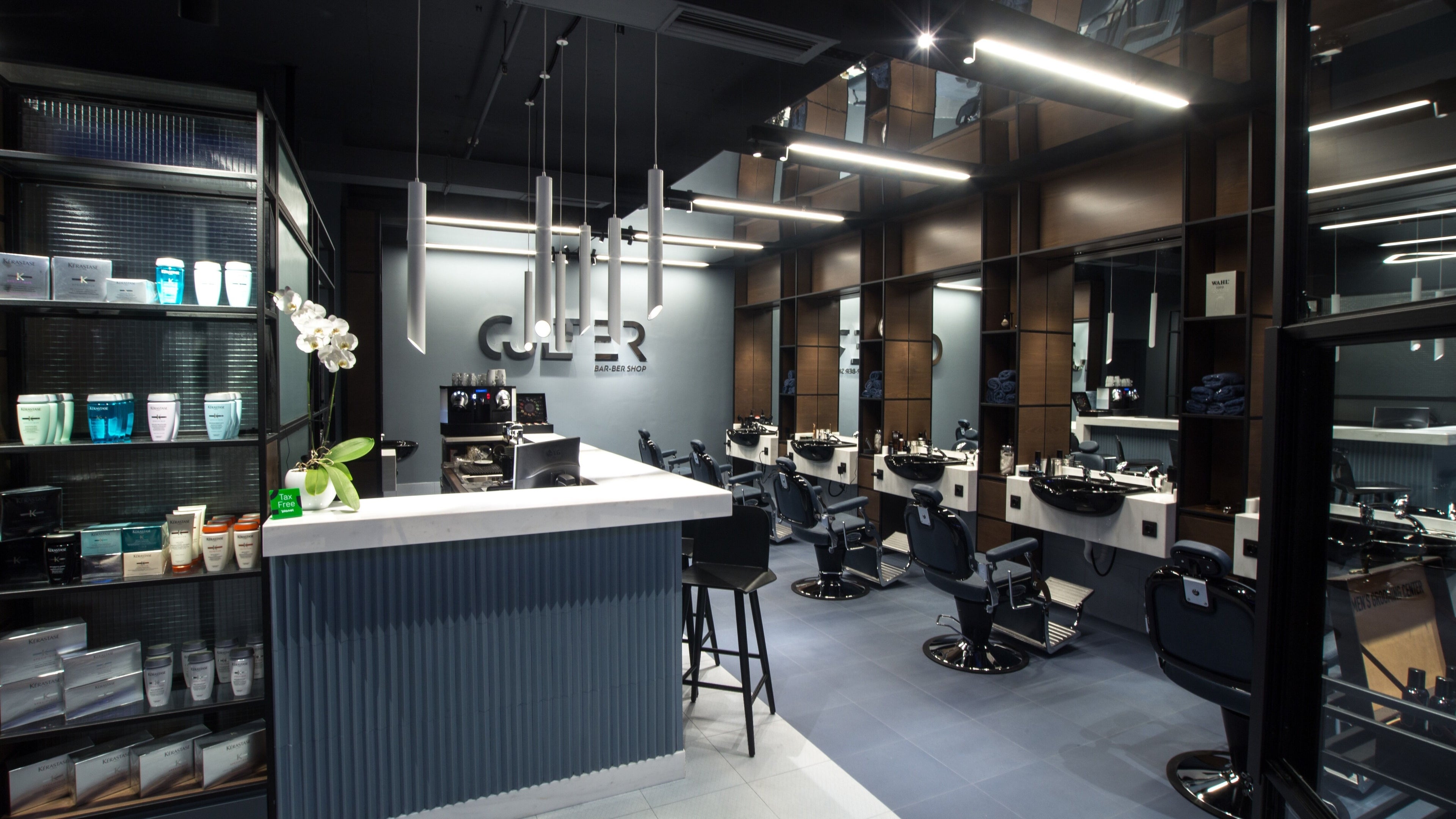 Το κομψό εσωτερικό του Culter, Θεσσαλονίκη, GR, με μοντέρνα έπιπλα και προϊόντα περιποίησης.