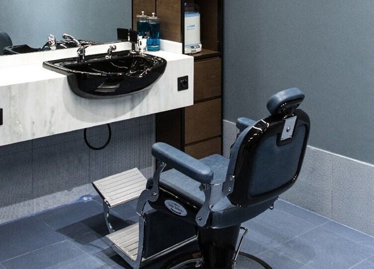 Πολυτελής χώρος κουρείου στο Culter, Θεσσαλονίκη, GR με μοντέρνα αισθητική και άνετη καρέκλα.