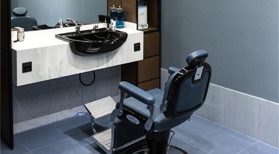 Πολυτελής χώρος κουρείου στο Culter, Θεσσαλονίκη, GR με μοντέρνα αισθητική και άνετη καρέκλα.