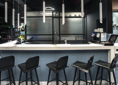 Σύγχρονος χώρος lσούνζ στο Culter, Θεσσαλονίκη, GR με κομψά καθίσματα και φωτισμό.