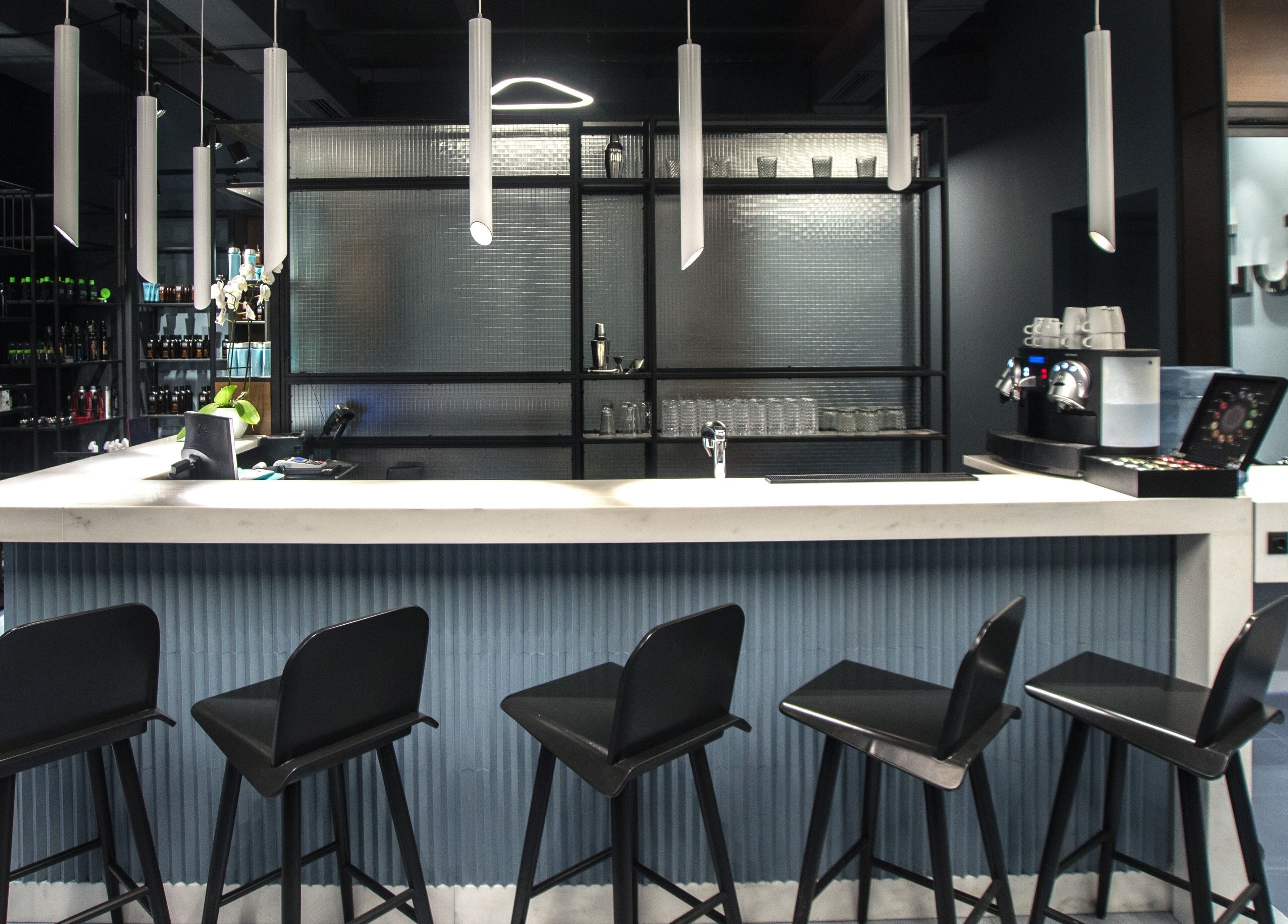 Σύγχρονος χώρος lσούνζ στο Culter, Θεσσαλονίκη, GR με κομψά καθίσματα και φωτισμό.