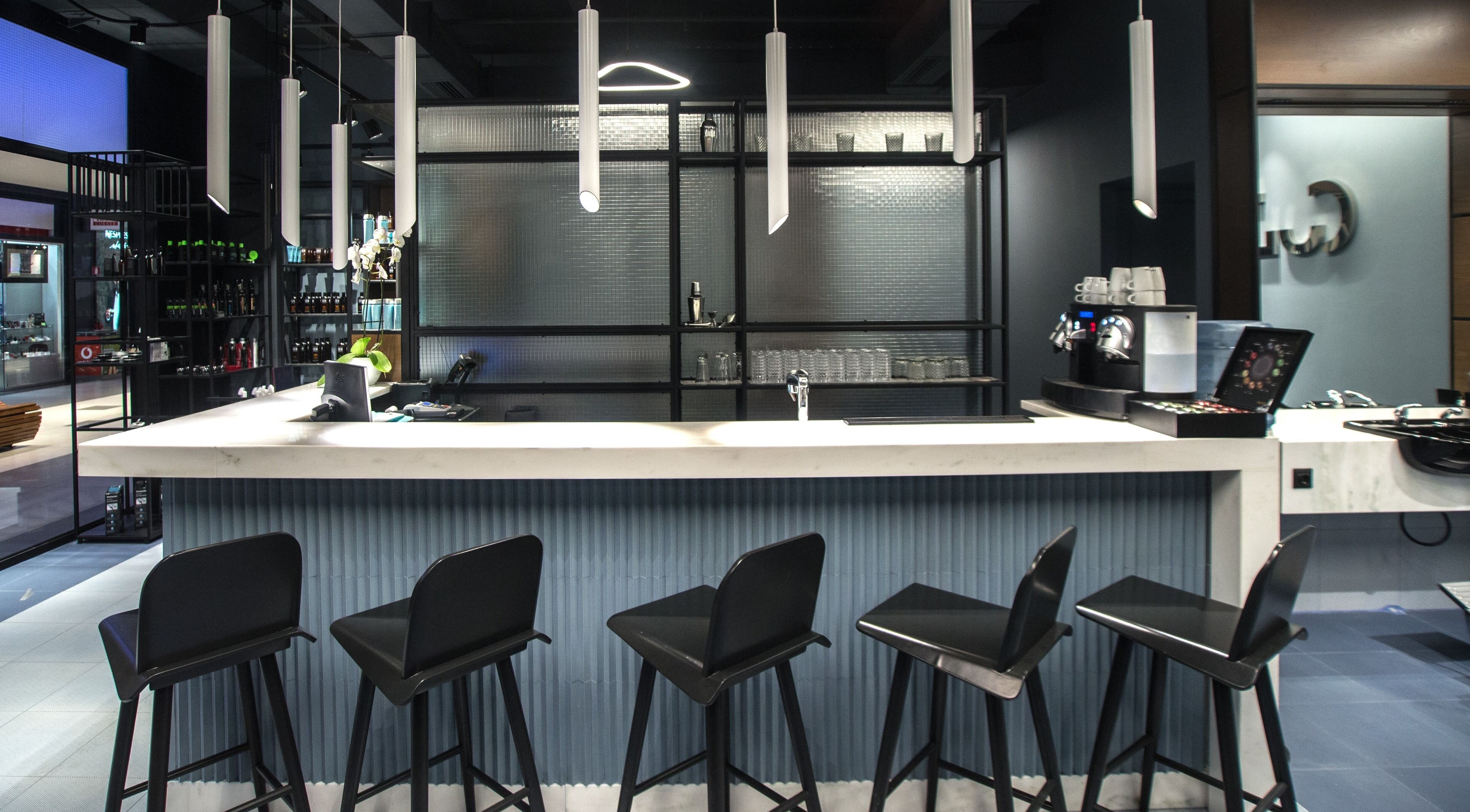 Σύγχρονος χώρος lσούνζ στο Culter, Θεσσαλονίκη, GR με κομψά καθίσματα και φωτισμό.