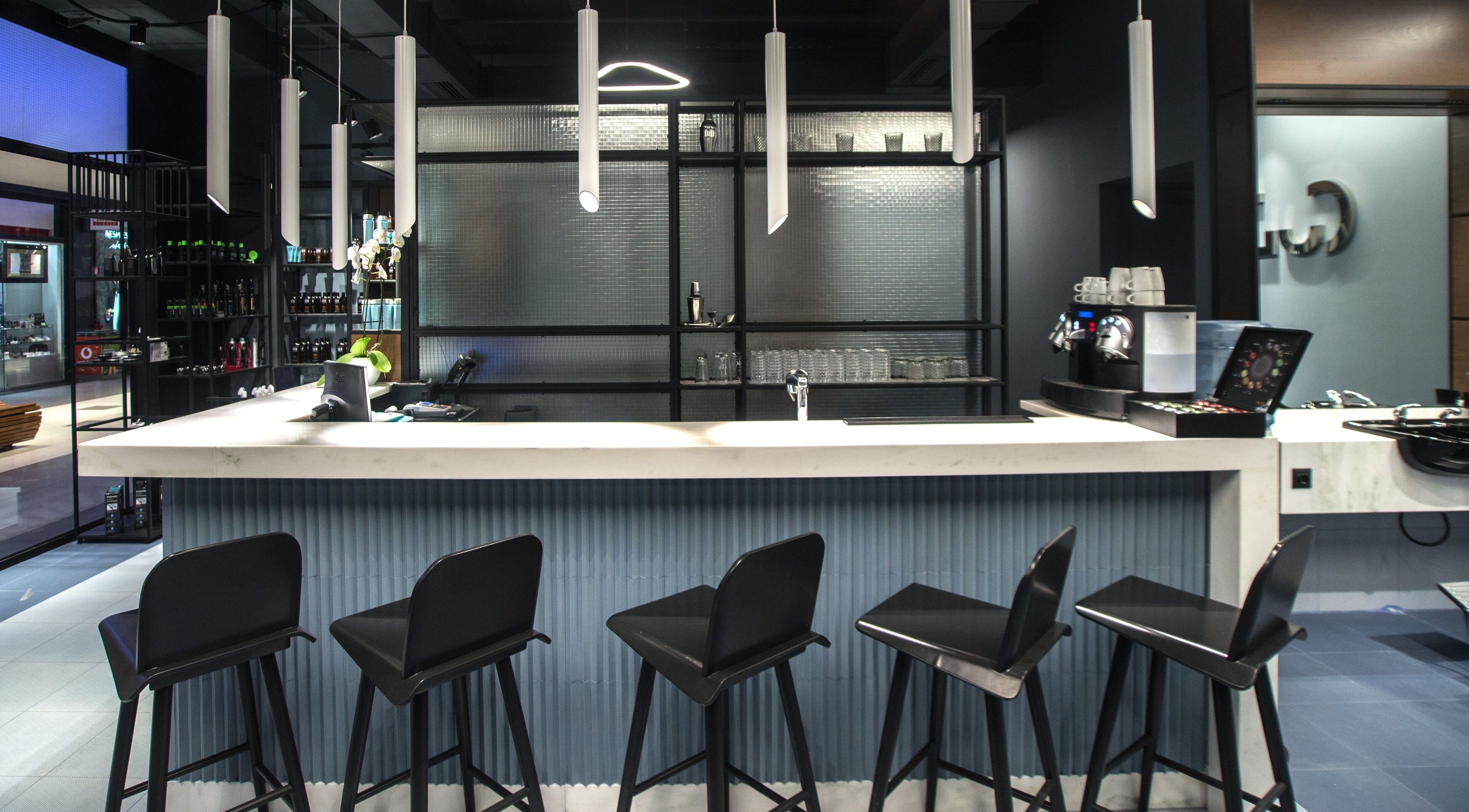 Σύγχρονος χώρος lσούνζ στο Culter, Θεσσαλονίκη, GR με κομψά καθίσματα και φωτισμό.