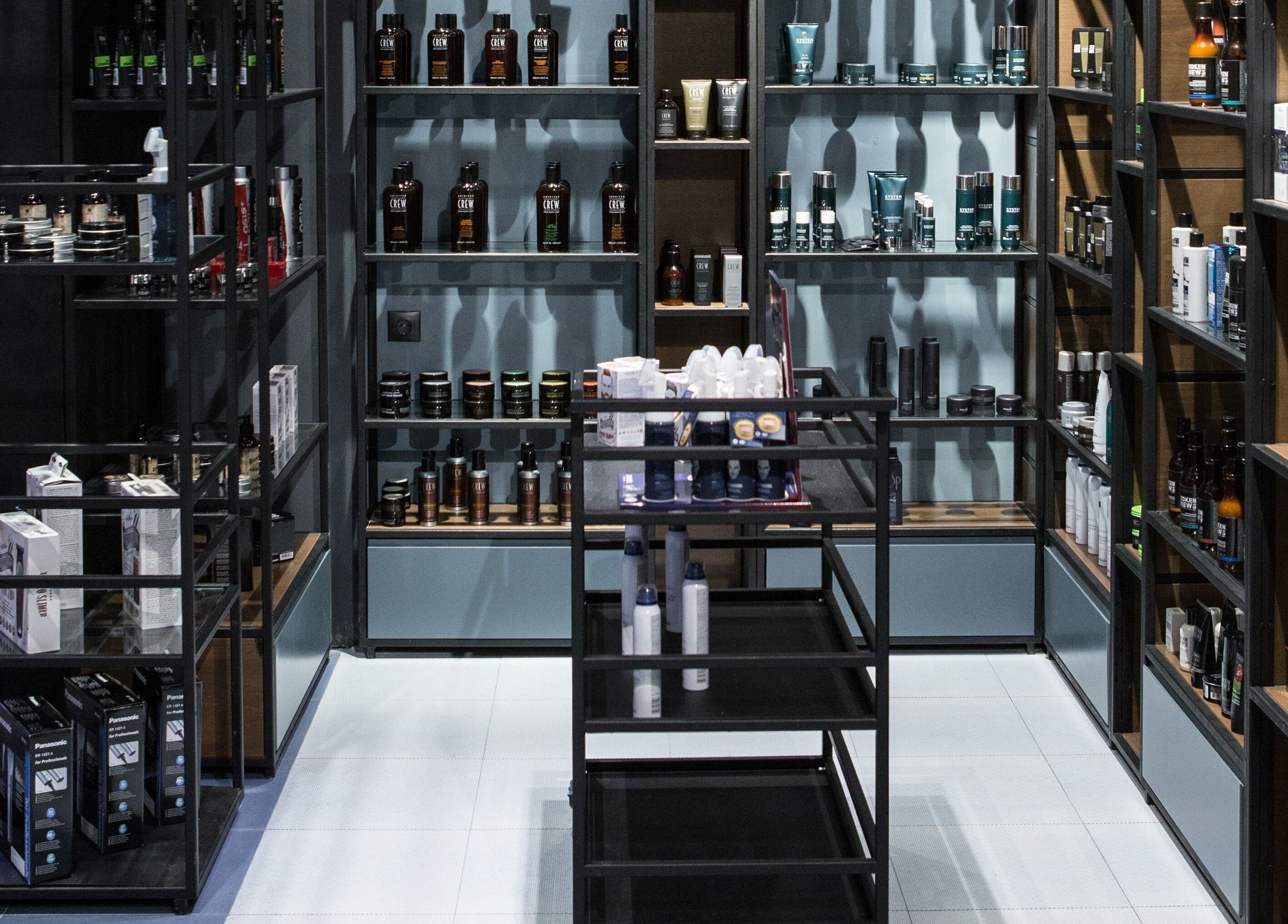 Ράφια με προϊόντα ομορφιάς στο Culter, Θεσσαλονίκη, GR.