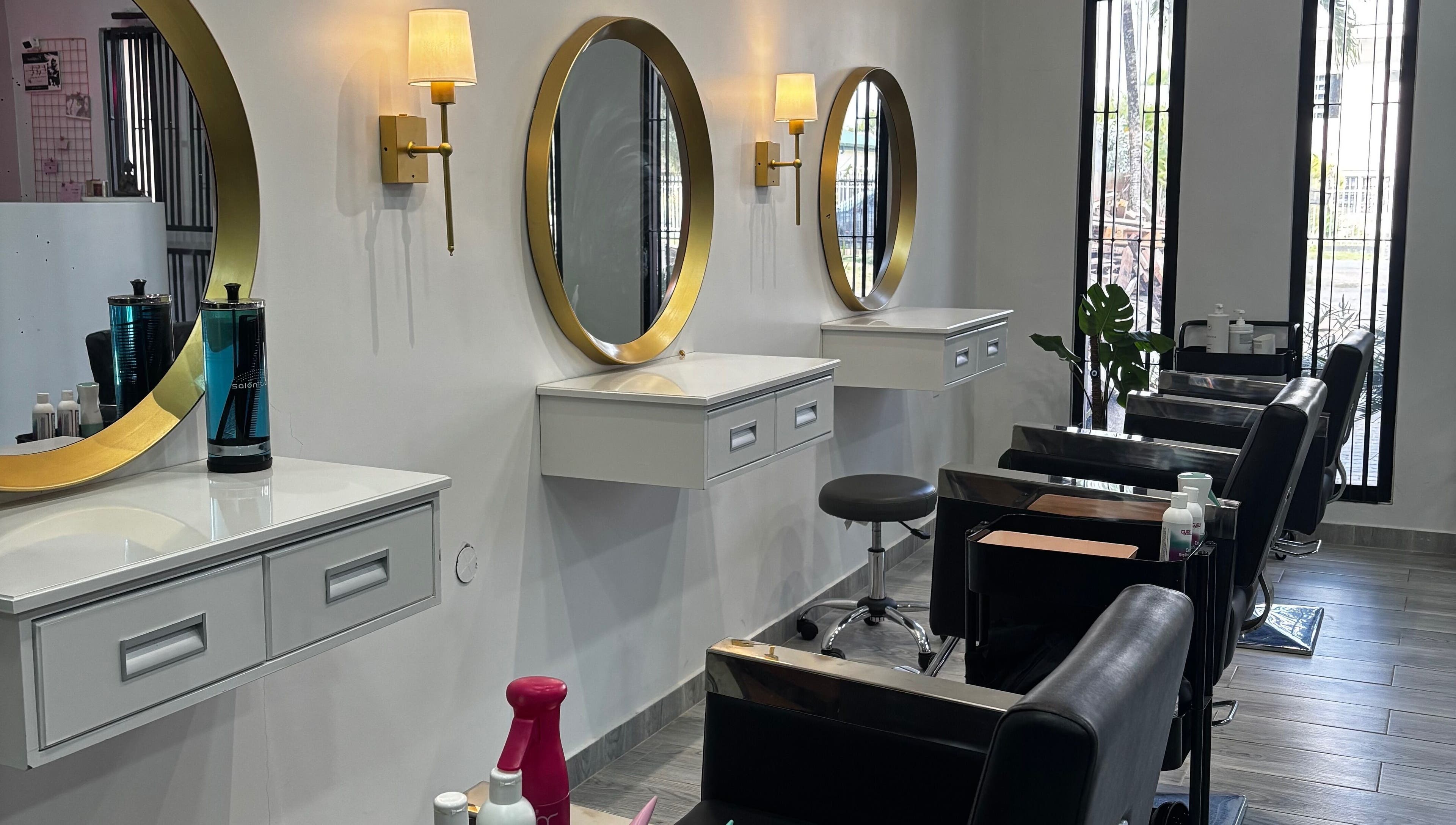 Elegant salon chairs and mirrors at Curl Babes, Paramaribo, SR offer a stylish beauty experience.