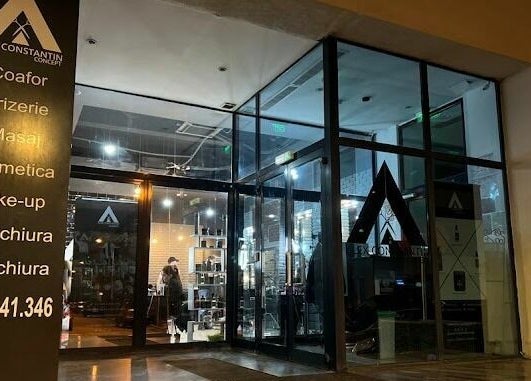 Intrarea Alex Constantin Concept, București, București, RO, iluminată noaptea, stil modern și primitor.