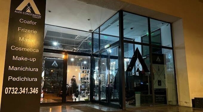 Intrarea Alex Constantin Concept, București, București, RO, iluminată noaptea, stil modern și primitor.