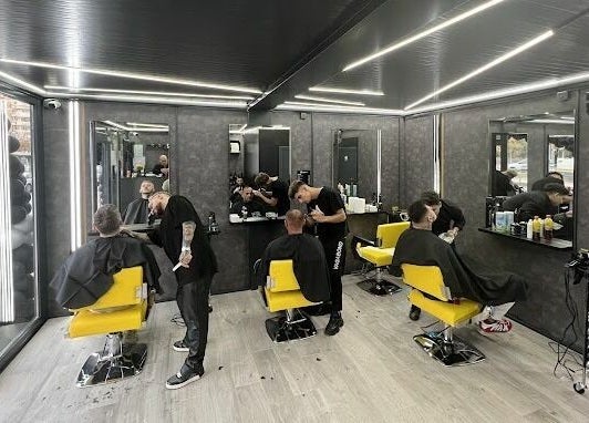 Interior modern al Alex Constantin Concept din București, București, RO, cu scaune galbene distincte.