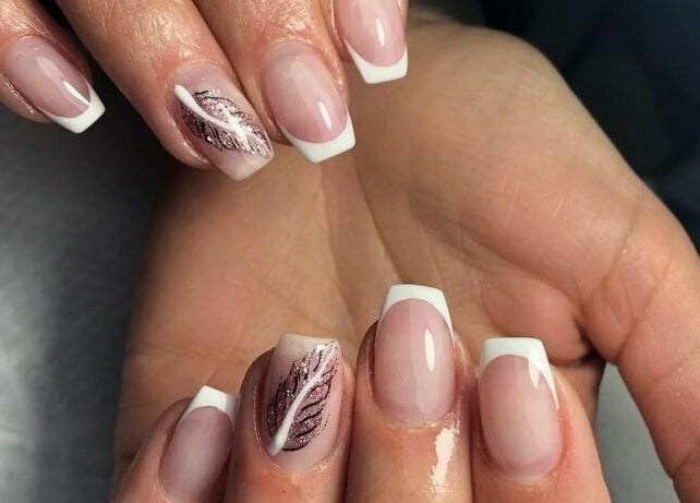 Unghii french unice la Alex Constantin Concept, București, București, RO, cu design elegant.