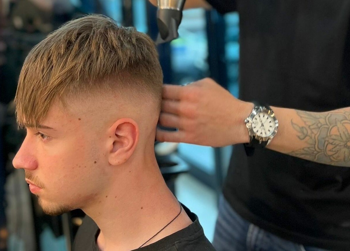 Client cu tunsoare modernă la Alex Constantin Concept, București, București, RO.