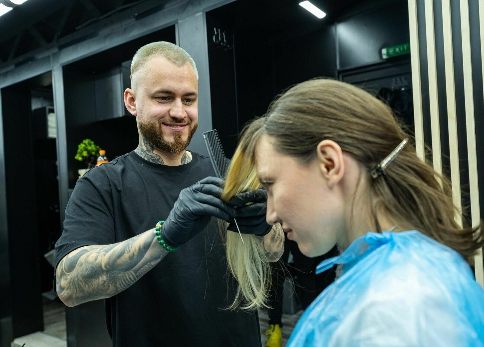 Stilist la Alex Constantin Concept din București, București, RO, aranjând părul unui client.