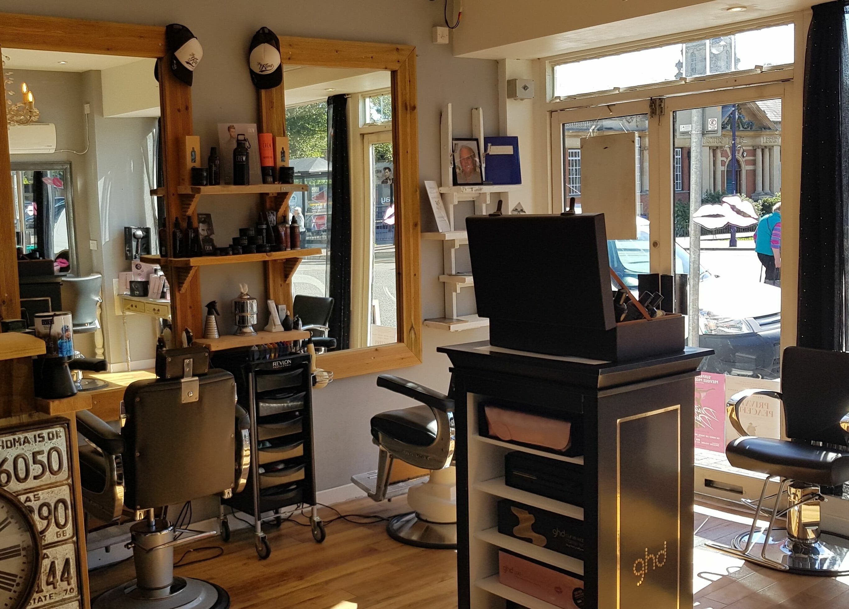 Modern salon at Mark Mardell, Dartford, England, GB with stylish decor and large mirrors.